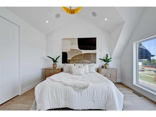 3011 33 Street Sw, Calgary, AB - Indoor Photo Showing Bedroom