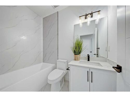 3011 33 Street Sw, Calgary, AB - Indoor Photo Showing Bathroom