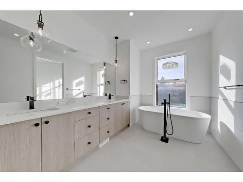 605 11 Avenue Ne, Calgary, AB - Indoor Photo Showing Bathroom