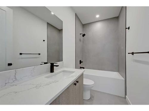 605 11 Avenue Ne, Calgary, AB - Indoor Photo Showing Bathroom