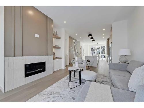 605 11 Avenue Ne, Calgary, AB - Indoor Photo Showing Living Room With Fireplace