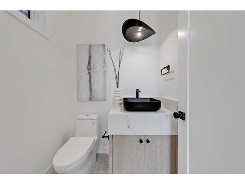 605 11 Avenue Ne, Calgary, AB - Indoor Photo Showing Bathroom