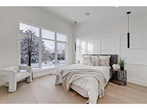 605 11 Avenue Ne, Calgary, AB - Indoor Photo Showing Bedroom