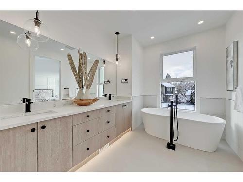 605 11 Avenue Ne, Calgary, AB - Indoor Photo Showing Bathroom