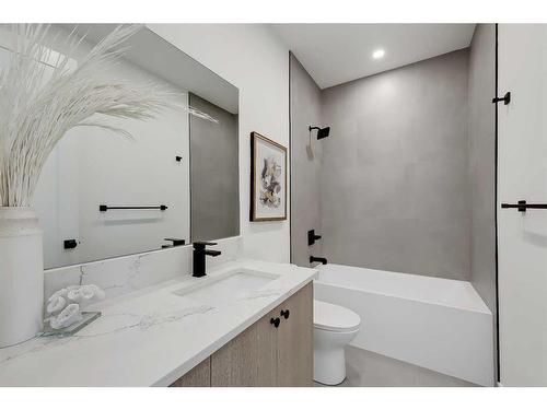 605 11 Avenue Ne, Calgary, AB - Indoor Photo Showing Bathroom