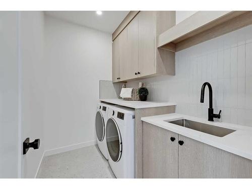 605 11 Avenue Ne, Calgary, AB - Indoor Photo Showing Laundry Room