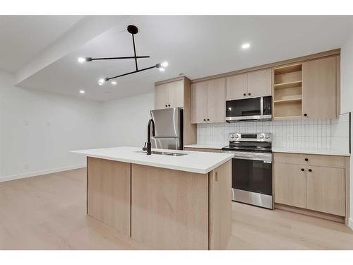 605 11 Avenue Ne, Calgary, AB - Indoor Photo Showing Kitchen