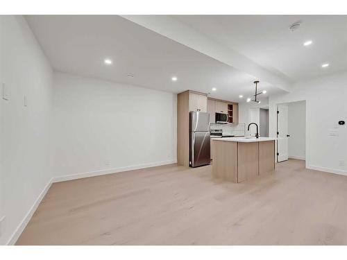 605 11 Avenue Ne, Calgary, AB - Indoor Photo Showing Kitchen