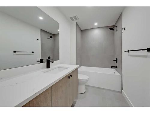 605 11 Avenue Ne, Calgary, AB - Indoor Photo Showing Bathroom