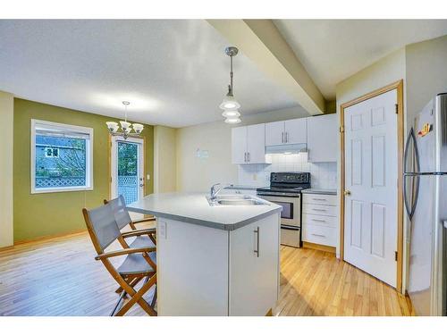 26 Citadel Peak Mews Nw, Calgary, AB - Indoor Photo Showing Kitchen