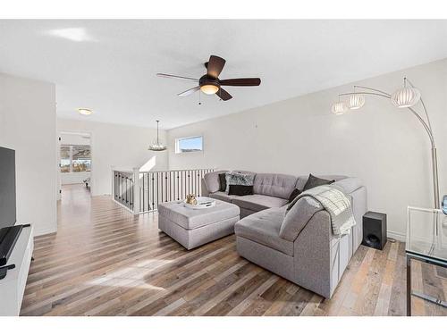 30 Riviera View South, Cochrane, AB - Indoor Photo Showing Living Room