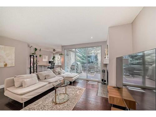 4-121 Village Heights Sw, Calgary, AB - Indoor Photo Showing Living Room