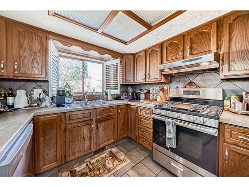 9306 Santana Crescent Nw, Calgary, AB - Indoor Photo Showing Kitchen With Double Sink