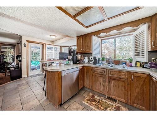 9306 Santana Crescent Nw, Calgary, AB - Indoor Photo Showing Kitchen With Double Sink