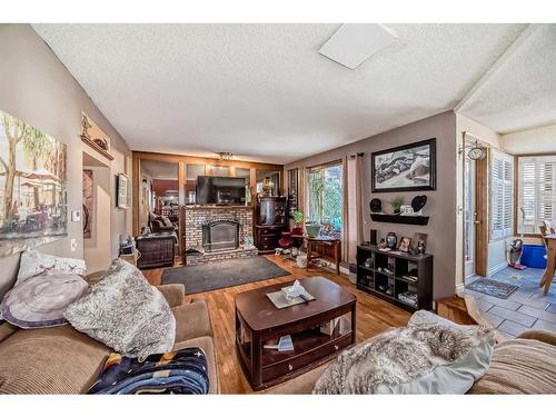 9306 Santana Crescent Nw, Calgary, AB - Indoor Photo Showing Living Room