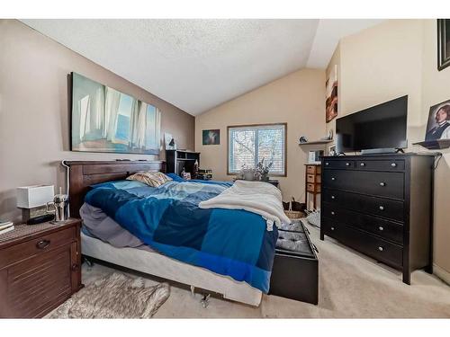 9306 Santana Crescent Nw, Calgary, AB - Indoor Photo Showing Bedroom