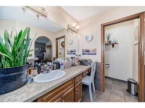 9306 Santana Crescent Nw, Calgary, AB - Indoor Photo Showing Bathroom