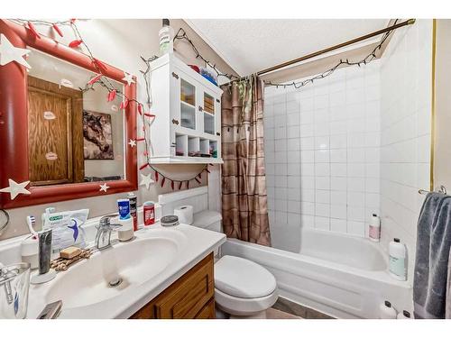 9306 Santana Crescent Nw, Calgary, AB - Indoor Photo Showing Bathroom