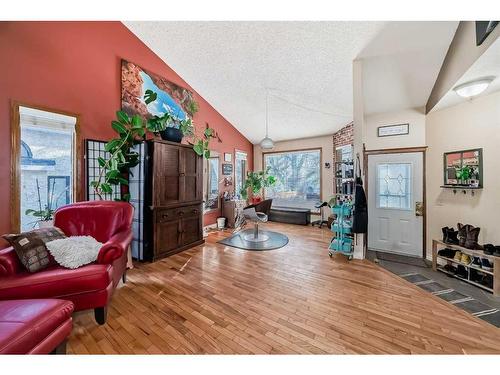 9306 Santana Crescent Nw, Calgary, AB - Indoor Photo Showing Living Room