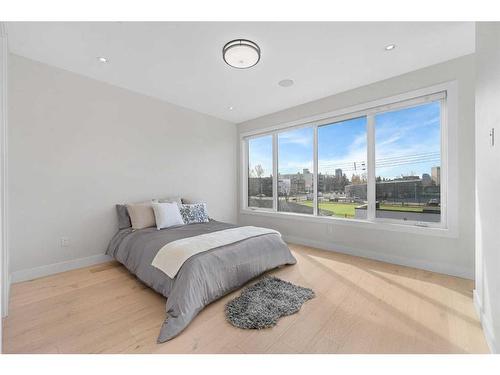 129 7 Avenue Ne, Calgary, AB - Indoor Photo Showing Bedroom