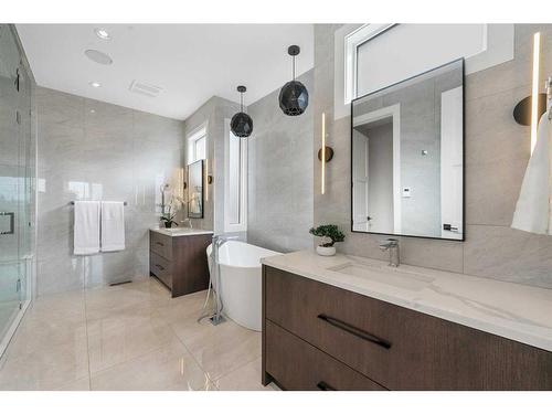 129 7 Avenue Ne, Calgary, AB - Indoor Photo Showing Bathroom