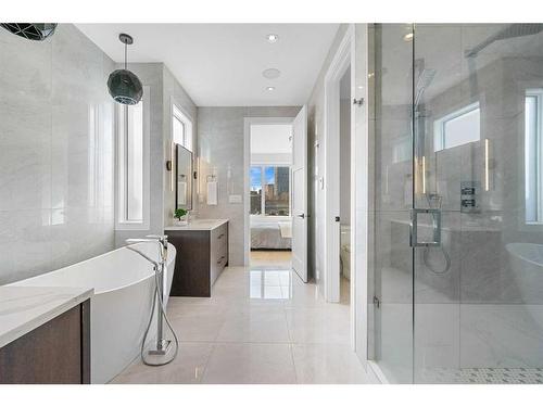 129 7 Avenue Ne, Calgary, AB - Indoor Photo Showing Bathroom