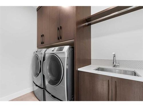 129 7 Avenue Ne, Calgary, AB - Indoor Photo Showing Laundry Room