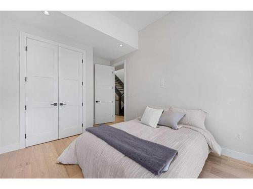 129 7 Avenue Ne, Calgary, AB - Indoor Photo Showing Bedroom