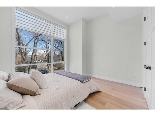 129 7 Avenue Ne, Calgary, AB - Indoor Photo Showing Bedroom