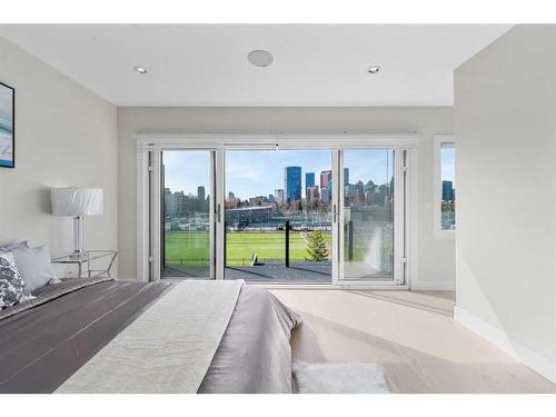 129 7 Avenue Ne, Calgary, AB - Indoor Photo Showing Bedroom