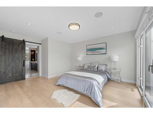 129 7 Avenue Ne, Calgary, AB - Indoor Photo Showing Bedroom