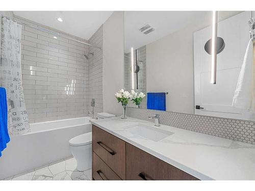 129 7 Avenue Ne, Calgary, AB - Indoor Photo Showing Bathroom