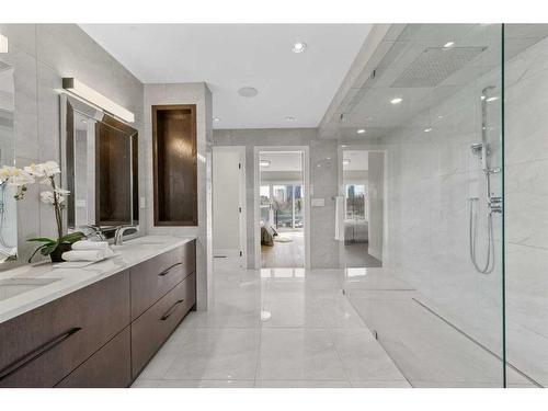 129 7 Avenue Ne, Calgary, AB - Indoor Photo Showing Bathroom