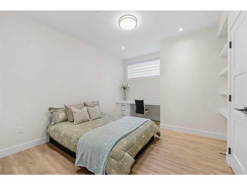 129 7 Avenue Ne, Calgary, AB - Indoor Photo Showing Bedroom