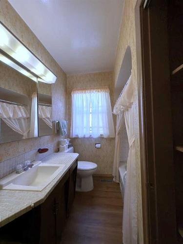 512 29 Avenue Nw, Calgary, AB - Indoor Photo Showing Bathroom