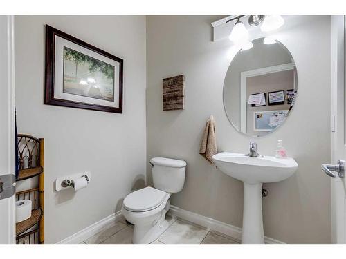 39 Rockcliff Landing Nw, Calgary, AB - Indoor Photo Showing Bathroom