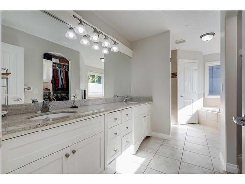 39 Rockcliff Landing Nw, Calgary, AB - Indoor Photo Showing Bathroom