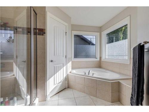 39 Rockcliff Landing Nw, Calgary, AB - Indoor Photo Showing Bathroom