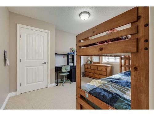 39 Rockcliff Landing Nw, Calgary, AB - Indoor Photo Showing Bedroom