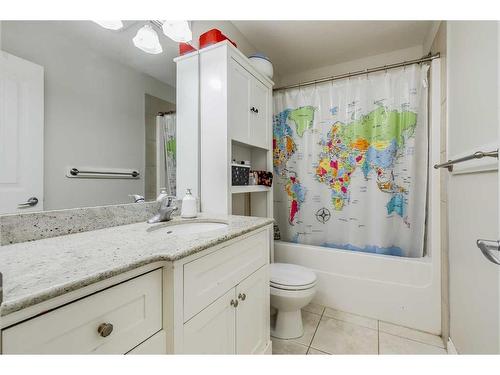 39 Rockcliff Landing Nw, Calgary, AB - Indoor Photo Showing Bathroom