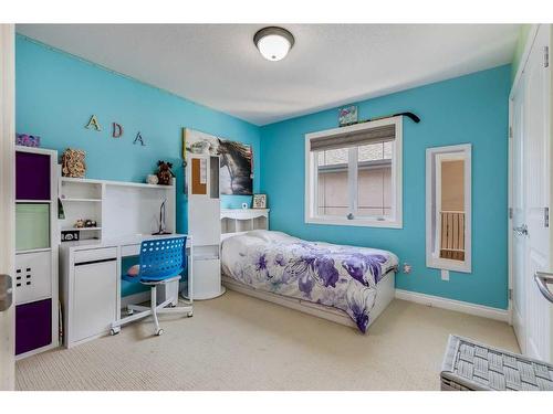 39 Rockcliff Landing Nw, Calgary, AB - Indoor Photo Showing Bedroom