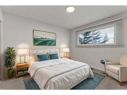 8144 46 Avenue Nw, Calgary, AB - Indoor Photo Showing Bedroom