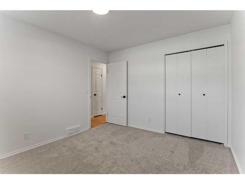 8144 46 Avenue Nw, Calgary, AB - Indoor Photo Showing Other Room