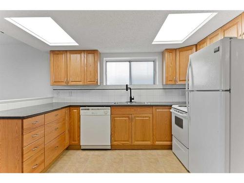 8144 46 Avenue Nw, Calgary, AB - Indoor Photo Showing Kitchen