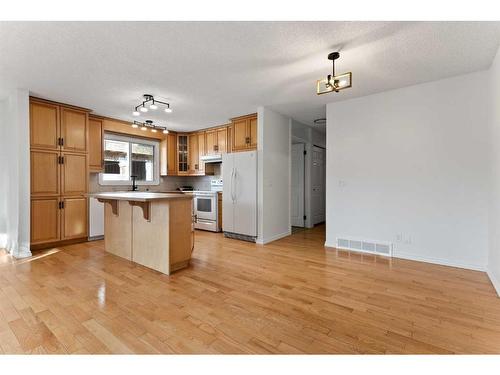 8144 46 Avenue Nw, Calgary, AB - Indoor Photo Showing Kitchen