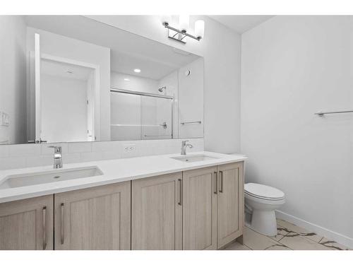 156 Walcrest Boulevard Se, Calgary, AB - Indoor Photo Showing Bathroom