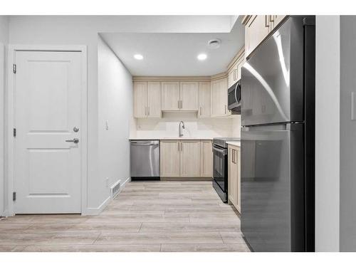 156 Walcrest Boulevard Se, Calgary, AB - Indoor Photo Showing Kitchen