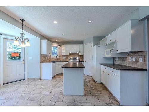 307 Hamptons Mews Nw, Calgary, AB - Indoor Photo Showing Kitchen