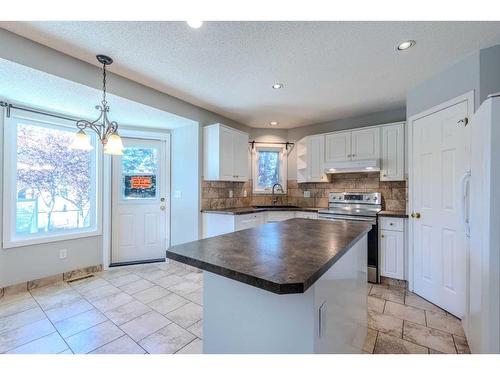 307 Hamptons Mews Nw, Calgary, AB - Indoor Photo Showing Kitchen