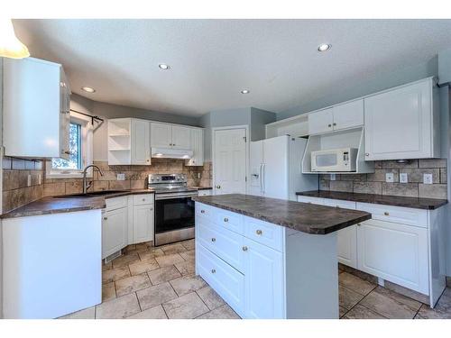 307 Hamptons Mews Nw, Calgary, AB - Indoor Photo Showing Kitchen